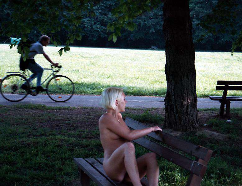 https://www.asianude4u.net/nude-in-public/in-a-public-park-first-in-the-middle-of-a-meadow/